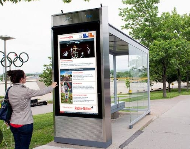 Interactive screens following voice commands 